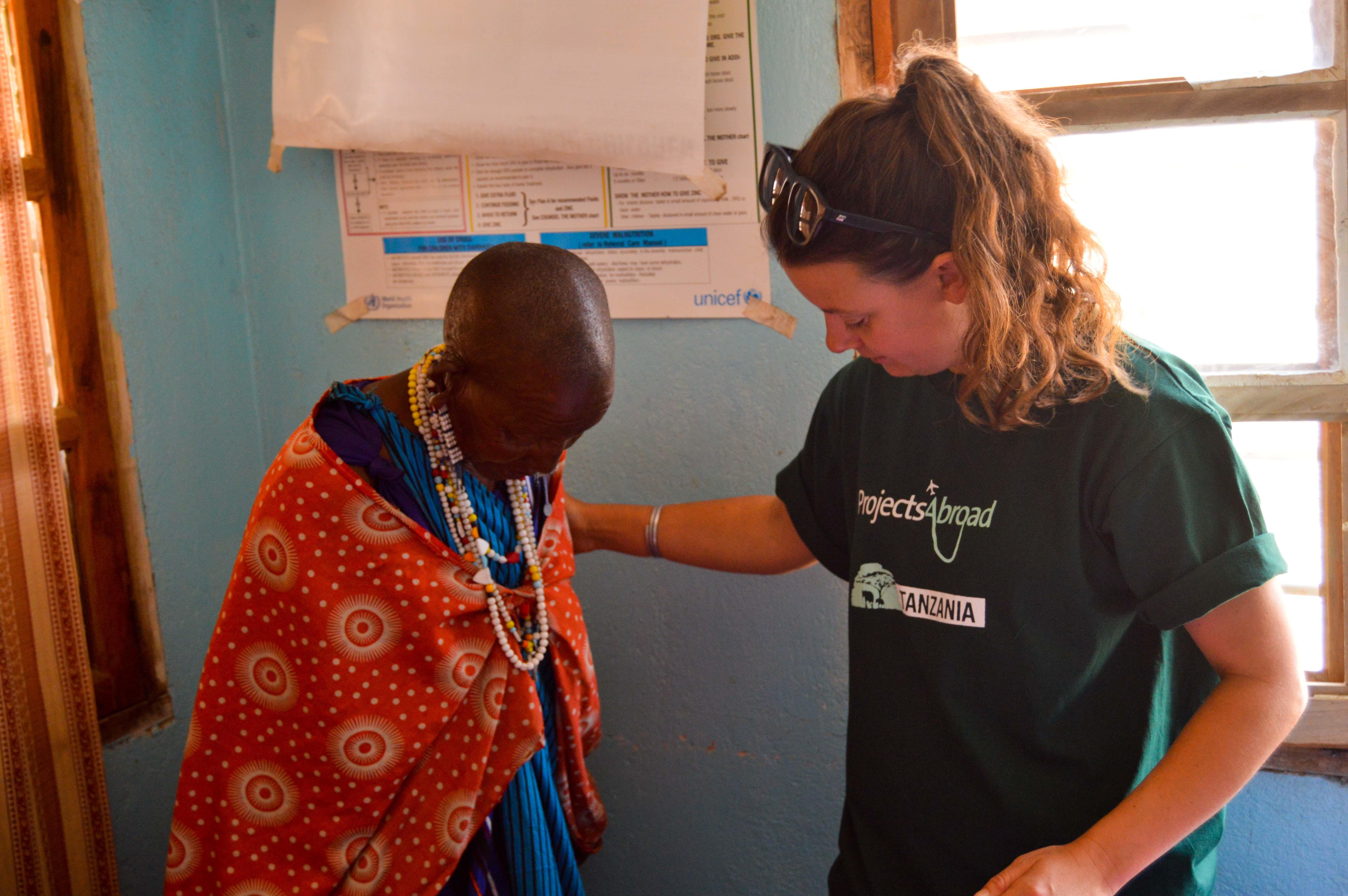 A student records a Maasai woman’s weight as part of the Projects Abroad Public Health work for teenagers in Tanzania. On the Public Health Internship for teenagers in Tanzania, a student helps take the vital signs of a Maasai woman during an outreach.